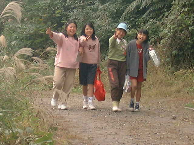取水口への道を行く4人